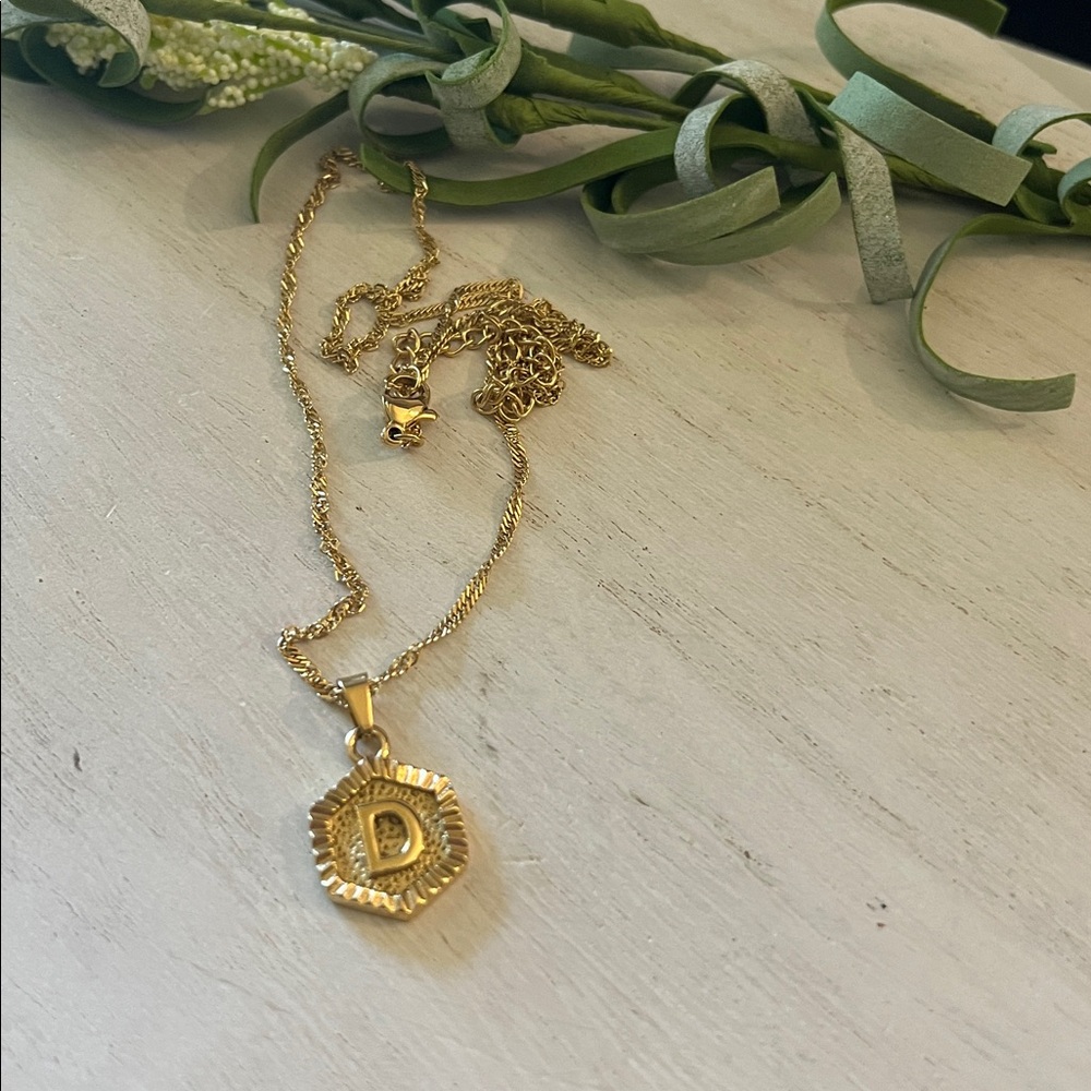 Oak & Ivy boutique necklace “D”